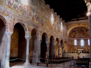 800px-Abbazia_di_Pomposa_-_Nef